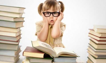 ΚΟΡΙΤΣΑΚΙ ΜΕ ΒΙΒΛΙΑ